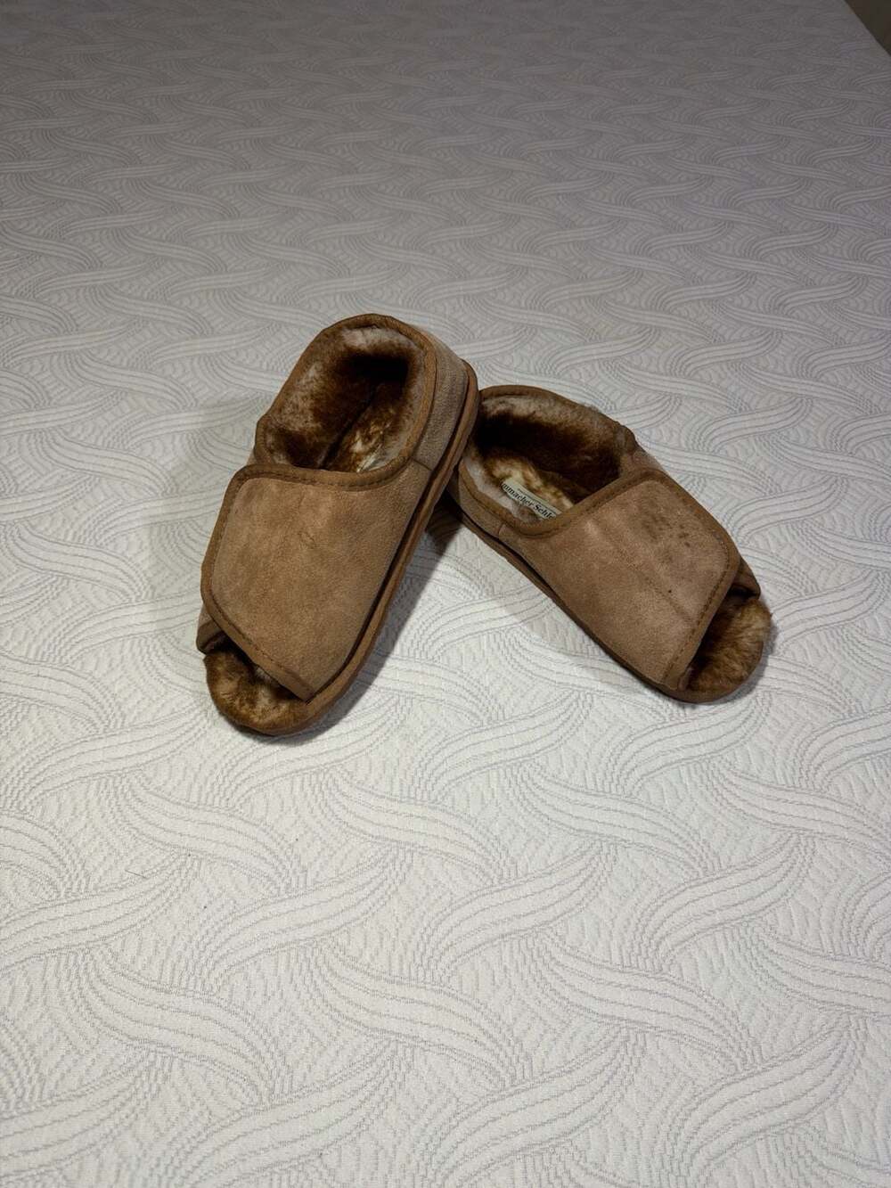 Hammacher Schlemmer Men's Genuine Sheepskin Open Toe Slippers Size L